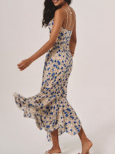 Langes Kleid mit Blumendruck, Knoten und unregelmäßigem Saum